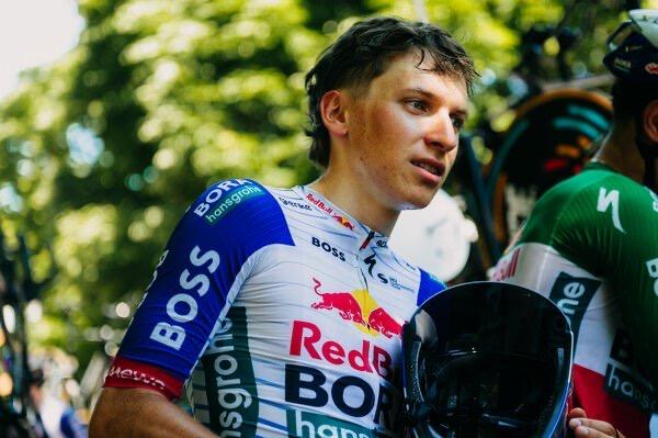 Gustave Blanc just after the finish, helmet in hand