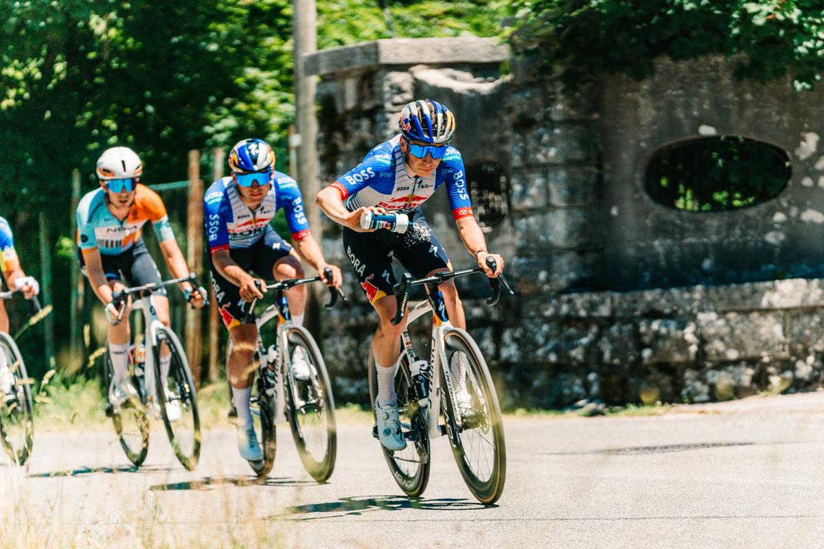 Gustave Blanc and his Red Bull – BORA – hansgrohe Rookies teammates training