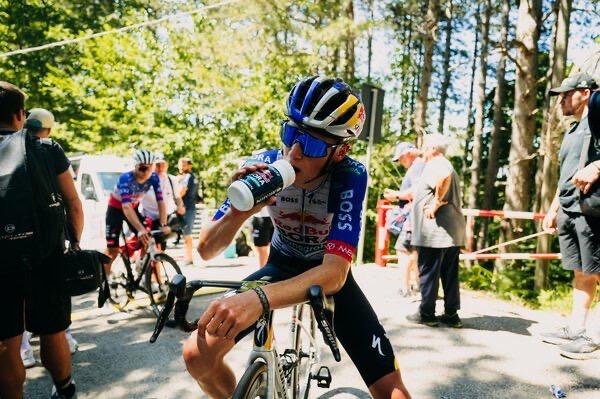 Gustave Blanc recovering on his bike after a stage