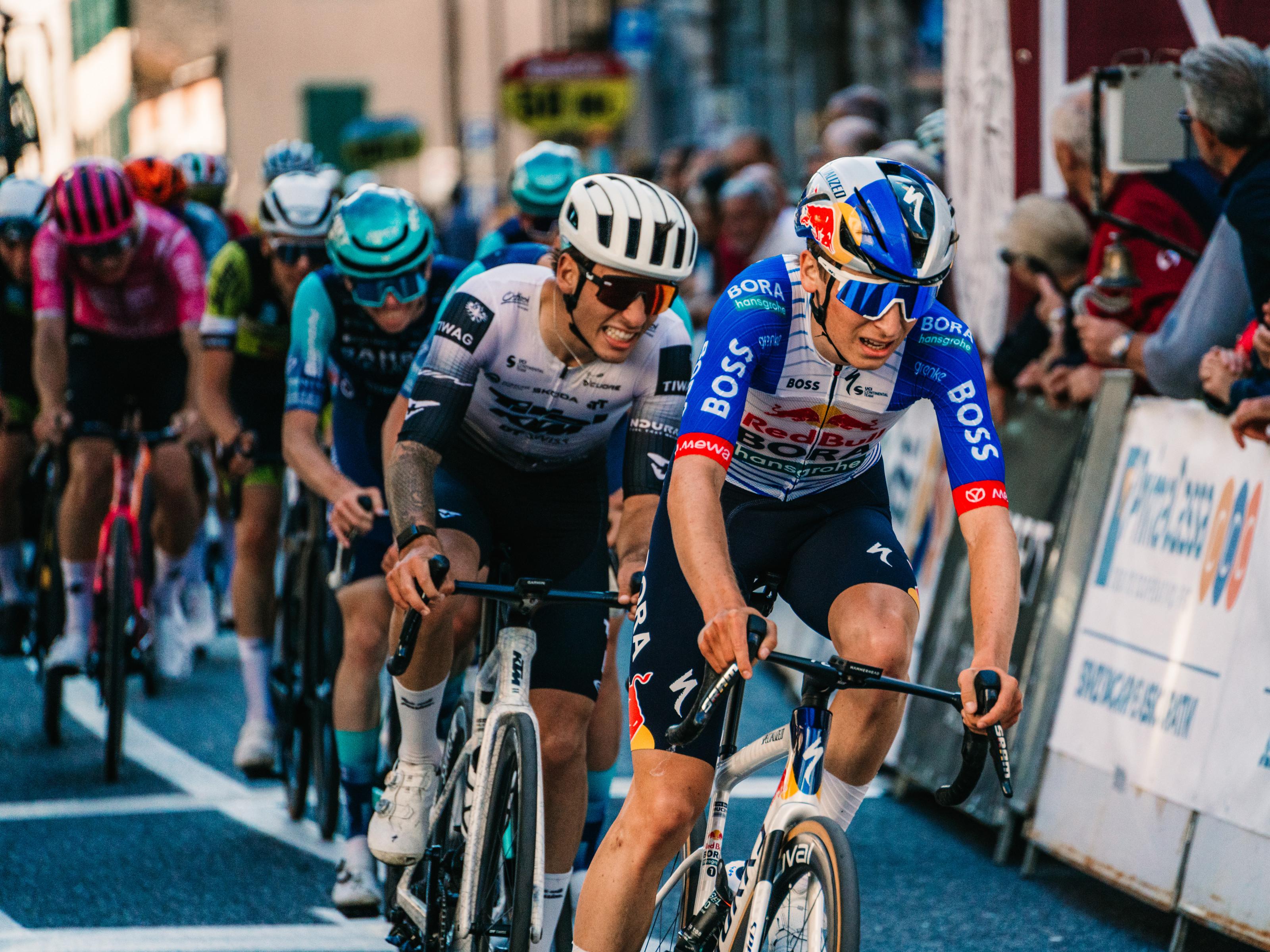 Gustave Blanc in the bunch, between the barriers and the crowd