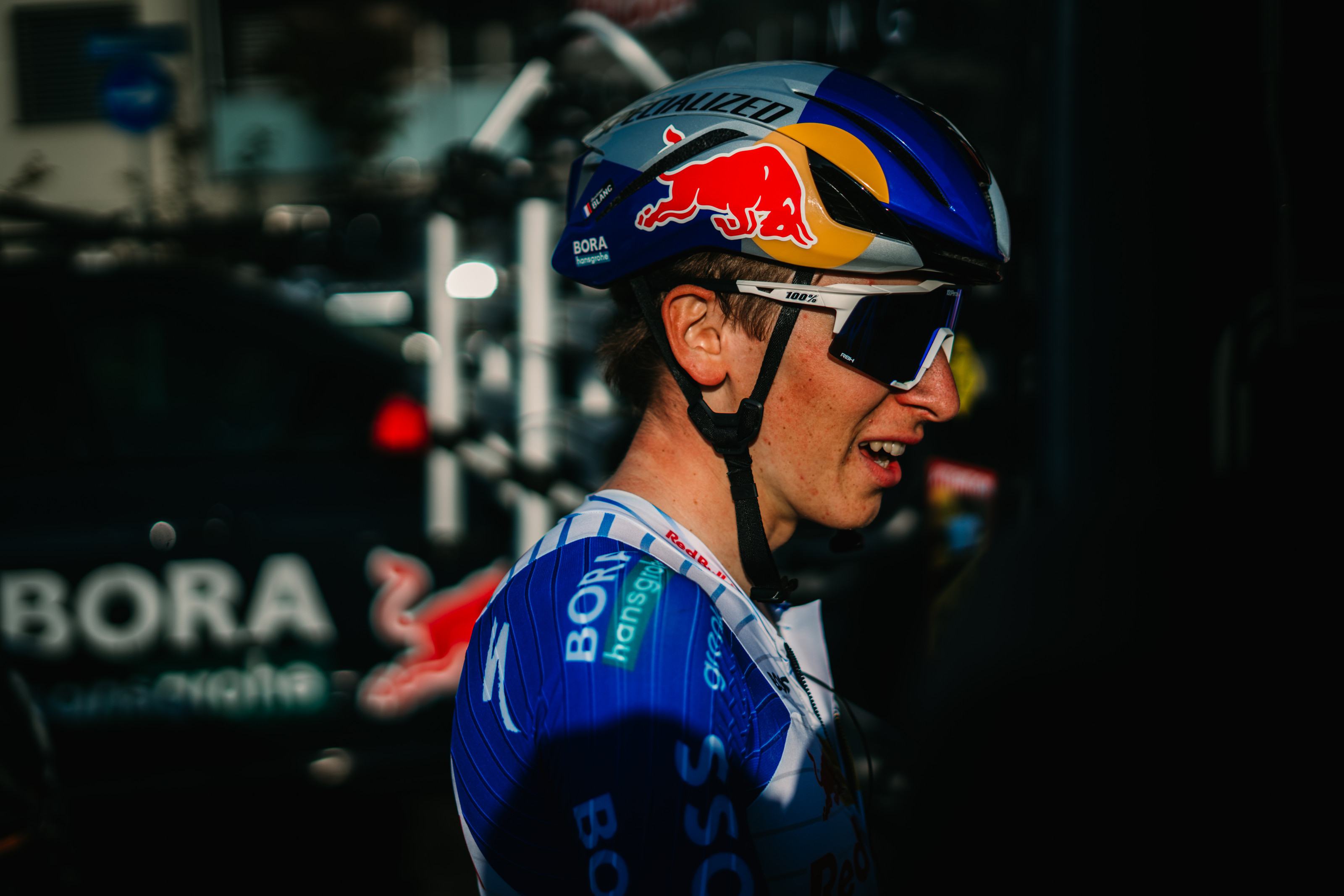 Gustave Blanc in profile, Red Bull helmet and glasses, before a race